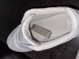 In deze sneaker deed de politie de miljoenenvondst (foto: politie).