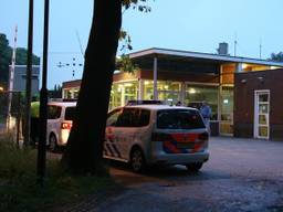 Politie bij het azc in Overloon. (foto: AS Media)