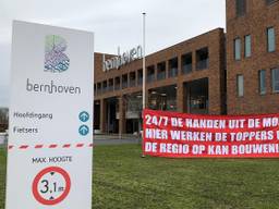 Steunbetuigingen voor medewerkers van Bernhoven in Uden (foto: Joris van Duin).