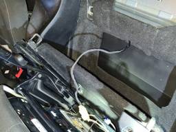 De verborgen ruimte in de auto (foto: politie) 