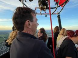 Ballonvaarder Daan met acht vrouwen op date in de lucht (foto: Megan Hanegraaf).