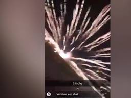 Professioneel vuurwerk ontploft op de grond. 