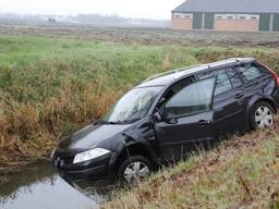 De auto belandde in de sloot (foto: Saskia Kusters/SQ Vision).