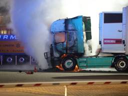 Hoe de vrachtwagen vlam kon vatten, wordt onderzocht (foto: Sander van Gils/SQ Vision).