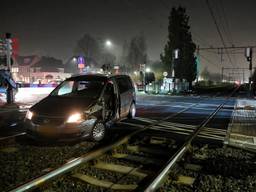 Vrouw neemt verkeerde afslag en komt met auto op spoor terecht, trein botst