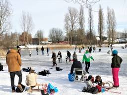 Schaatsers op de Linievijver in Breda (foto: Henk Voermans).