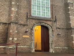 De deur van de hervormde kerk in Waspik stond zondag weer gewoon open (foto: Tonnie Vossen).