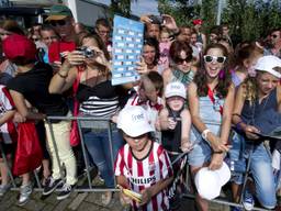 PSV-supporters wachten op de spelers van PSV tijdens een jaarlijkse fandag waar het team voor het nieuwe seizoen aan het publiek gepresenteerd werd.