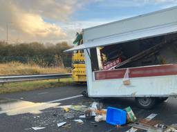 Frietkar kantelt op de A2 (foto: Rijkswaterstaat).