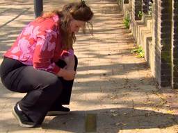 Elke Vierveijzer bij de struikelsteen voor 39 vermoorde Joodse kinderen (foto: Omroep Brabant).