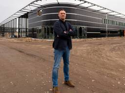 Kevin Hofland bij het nieuwe stadion in wording van Helmond Sport (foto: Helmond Sport). 
