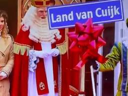 Sinterklaas geeft de vijf burgemeesters een nieuw plaatsnaambord. Screenshot: uitzending NPO.