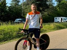 Edwin op de fiets van Demi Vollering (foto: Manon Snoeren).