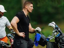 Rico Verhoeven wacht op de golfbaan