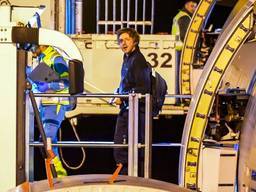 De gewonde oorlogsjournalist Robin Ramaekers komt aan in Eindhoven (foto: SQ Vision).