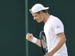 Tim van Rijthoven viert een punt op Wimbledon (Foto: ANP)