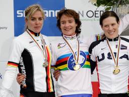 Het is 2009: Marianne Vos (midden) is voor het eerst wereldkampioene veldrijden (foto ANP).