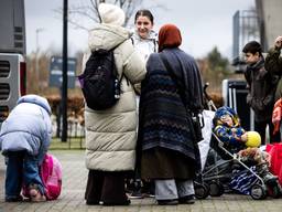 Asielzoekers komen aan bij de noodopvang in Uden (foto: ANP)