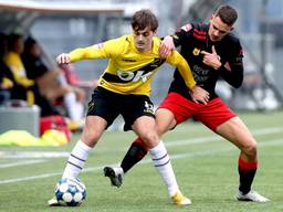 NAC-speler Kaj de Rooij schermt de bal af (foto: OrangePictures).