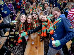 Zingen en biertjes drinken tijdens de cantus (foto: Eye4Images).