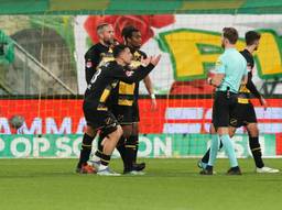 Protesterende NAC-spelers bij ADO Den Haag.