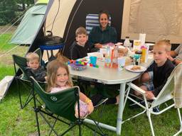 De familie Romein heeft geen last van de regen (foto: Tonnie Vossen)