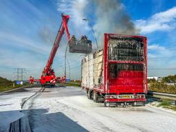 Brandende vrachtwagen met sloopauto's op A50