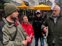 Advocaat Peter Schouten in gesprek met dakloze Thomas.