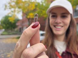 Emma (29) is bezig met ruilhandel: van een paperclip naar een huis (foto: Noël van Hooft).