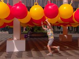 Hollen tussen gele en rode skippyballen: kunst om mee te spelen in Tilburg
