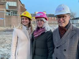 Minister Mona Keijzer (midden) bij de start van een woningbouwproject in Helmond (foto: Alice van der Plas).