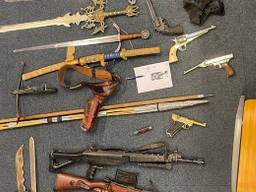 In het huis in  Erp werden diverse wapens ontdekt (foto: Instagram politie Gemert-Bakel en Laarbeek)