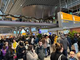 Het is voor veel reizigers wachten en hopen deze zaterdag op Eindhoven Airport.