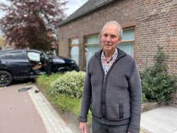 Auto botst tegen fietser en het huis van Piet: 'Heel erg geschrokken'