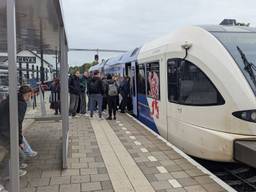Drukte op het perron van Cuijk maandagochtend (foto: Ferenc Triki).