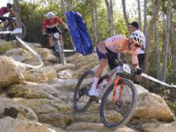 Mathieu van der Poel aan het mountainbiken in Frankrijk (foto: Papon Bernard/ANP)