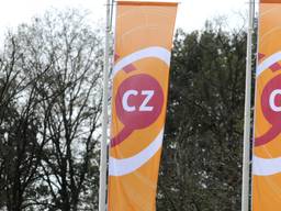 CZ-vlaggen bij het hoofdkantoor van de verzekeraar in Tilburg (foto: ANP 2013/Peter Hilz). 
