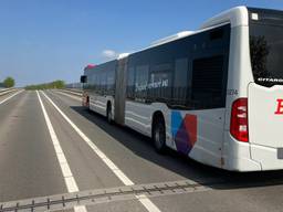 De bus staat midden op de rijbaan van het viaduct (foto: Weginspecteur Sven)