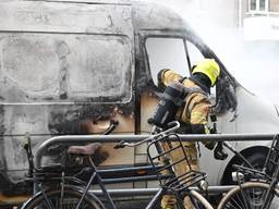 Rijdende bestelbus vliegt in brand: 'honderden pakketjes verloren gegaan'