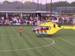 Traumahelikopter landt op voetbalveld bij bekerfinale in Oisterwijk (foto: Omroep Zeeland).