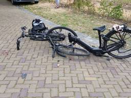 Fietsers botsen op elkaar: met hoofdletsel naar ziekenhuis gebracht