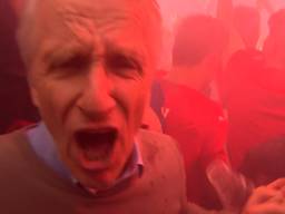 Verslaggever Jan Waalen wordt door PSV-fans meegenomen in het feest