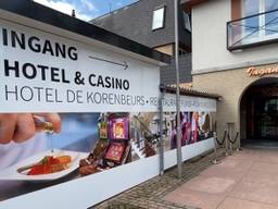 Zij-ingang van Playworld casino in Made (foto: Jan Peels)