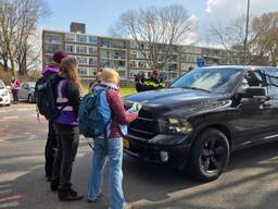 Activisten werden bijna aangereden tijdens de blokkade (foto: Noël van Hooft).