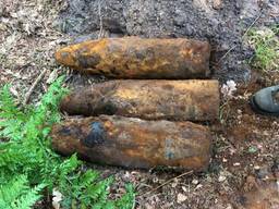 Drie bommen die in de bossen zijn gevonden (foto: Erik de Jonge/Twitter).