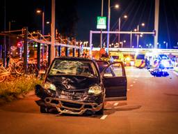 Automobilist schept motorrijder in Eindhoven en gaat ervandoor