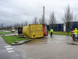 Vrachtwagen met augurken gekanteld