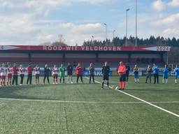 Alle teams van SV Rood-Wit in Veldhoven applaudisseerden voor de wedstrijd voor de mishandelde scheidsrechter (Foto: Imke van de Laar)