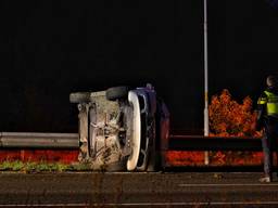 Een auto belandde op zijn kant op de A58 bij Bavel (foto: Jeroen Stuve/SQ Vision).