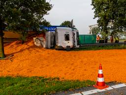 Vrachtwagen met wortels gekanteld op A58